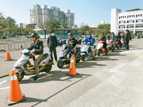 新手上路… 年輕機車族 搶快最要命-高雄機車借款,高信當舖,高雄汽車借款